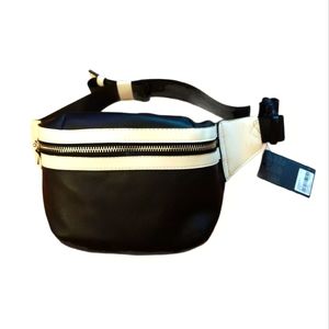 NWT Forever 21 | Black & White Fanny Pack
